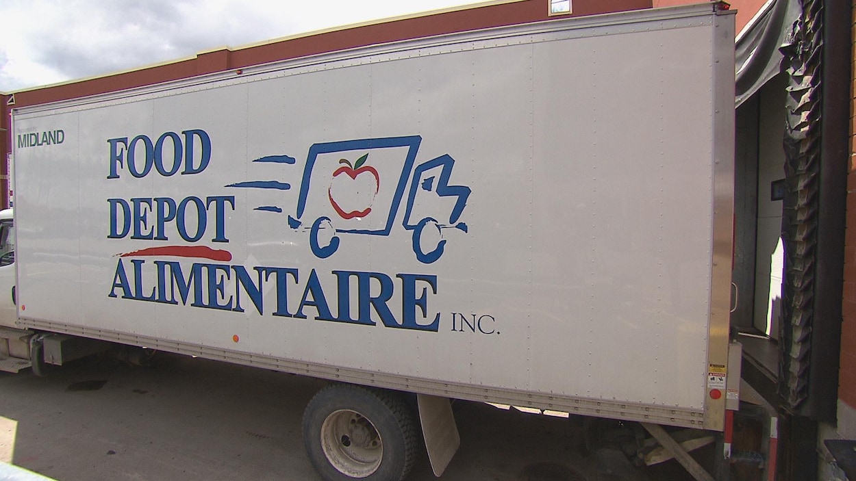 Le camion recule dans la zone de débarquement de l'épicerie. Le camion recule dans la zone de débarquement de l'épicerie.