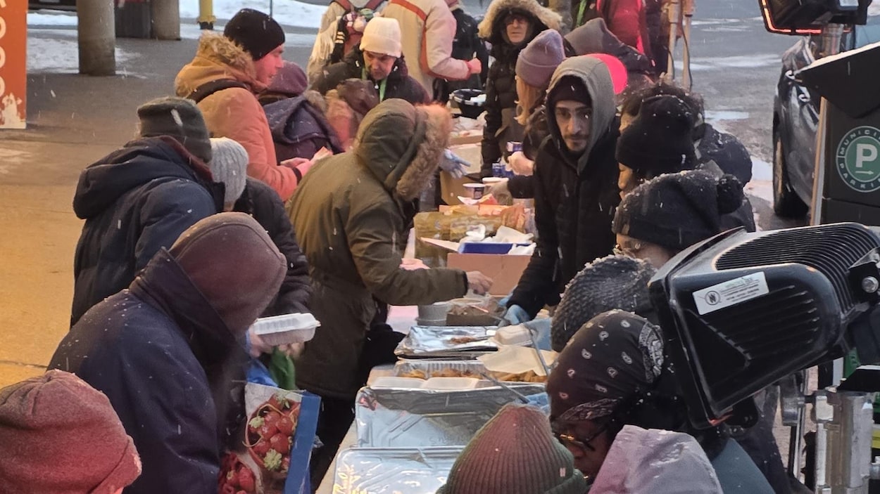 Des repas communautaires se poursuivront devant une résidence pour aînés d’Etobicoke