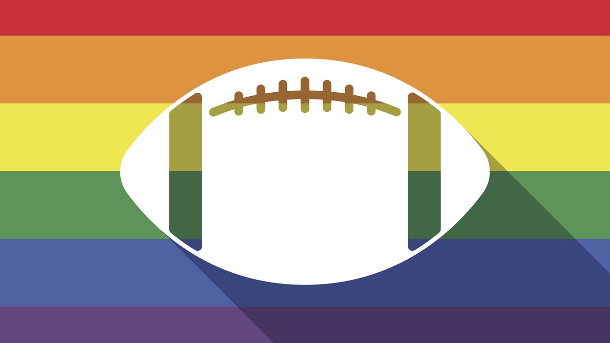 Shadow long drapeau de la fierté gay avec un ballon de football américain Shadow long drapeau de la fierté gay avec un ballon de football américain
