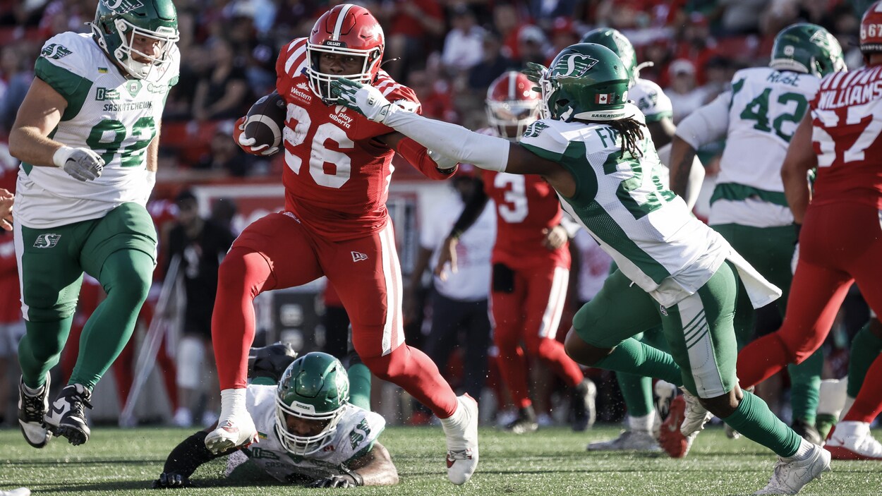 Calgary domine en deuxième demie et l’emporte 32-15 devant la Saskatchewan