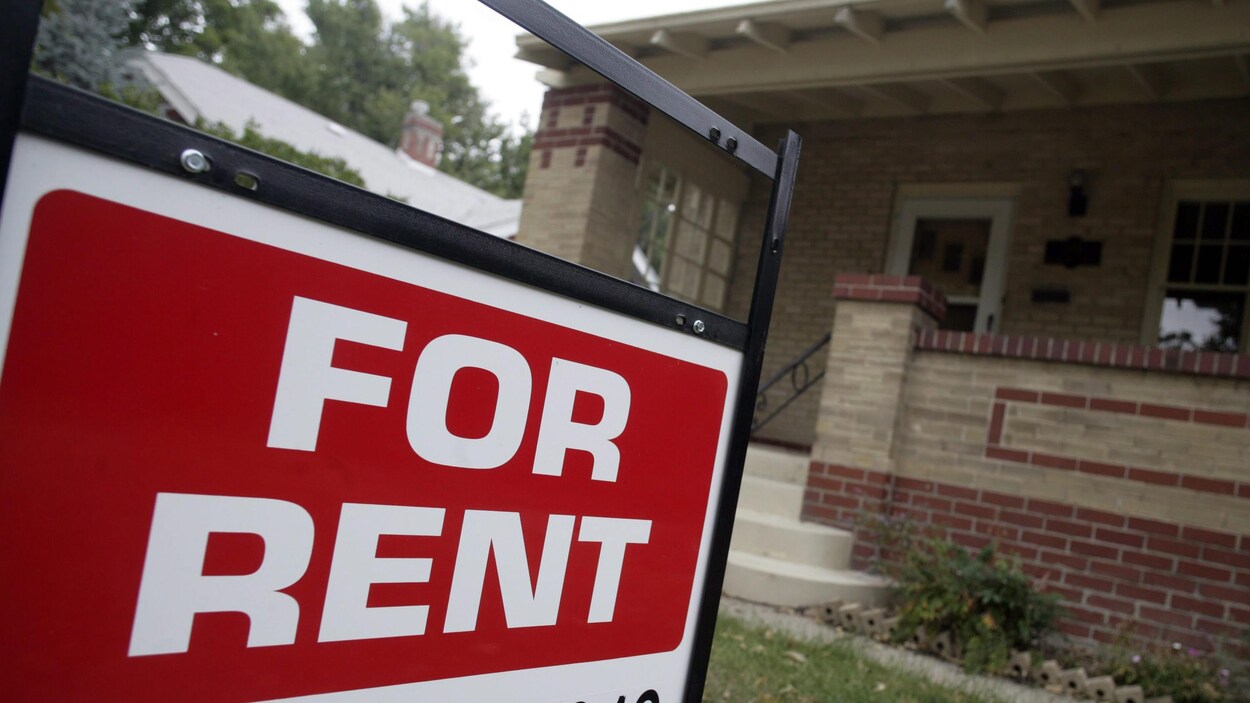 Une pancarte où il est inscrit for rent, ce qui signifie à louer en français.