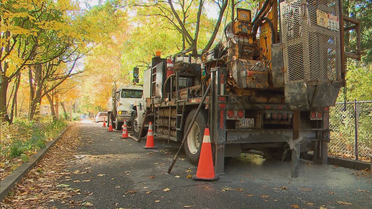 Un camion recueille des échantillons de roc à plus de 300 pieds sous la surface.
