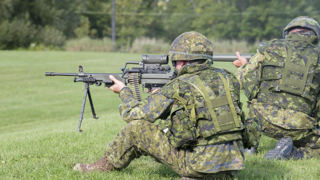 Des soldats participent à la contre-attaque du groupe d'assaut, une épreuve de la Compétition de maniement des armes de l'Armée de terre canadienne.