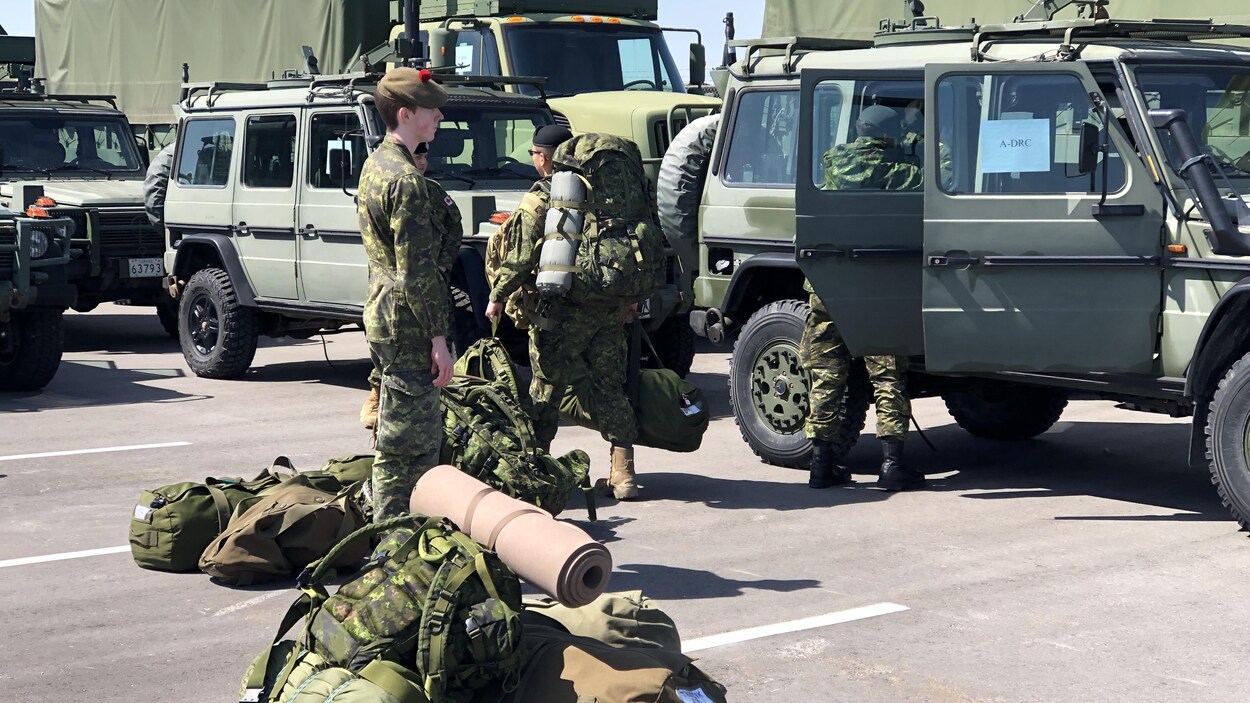 Des soldats de la réserve du Sud de l'Ontario se rassemblent au manège militaire de Denison.