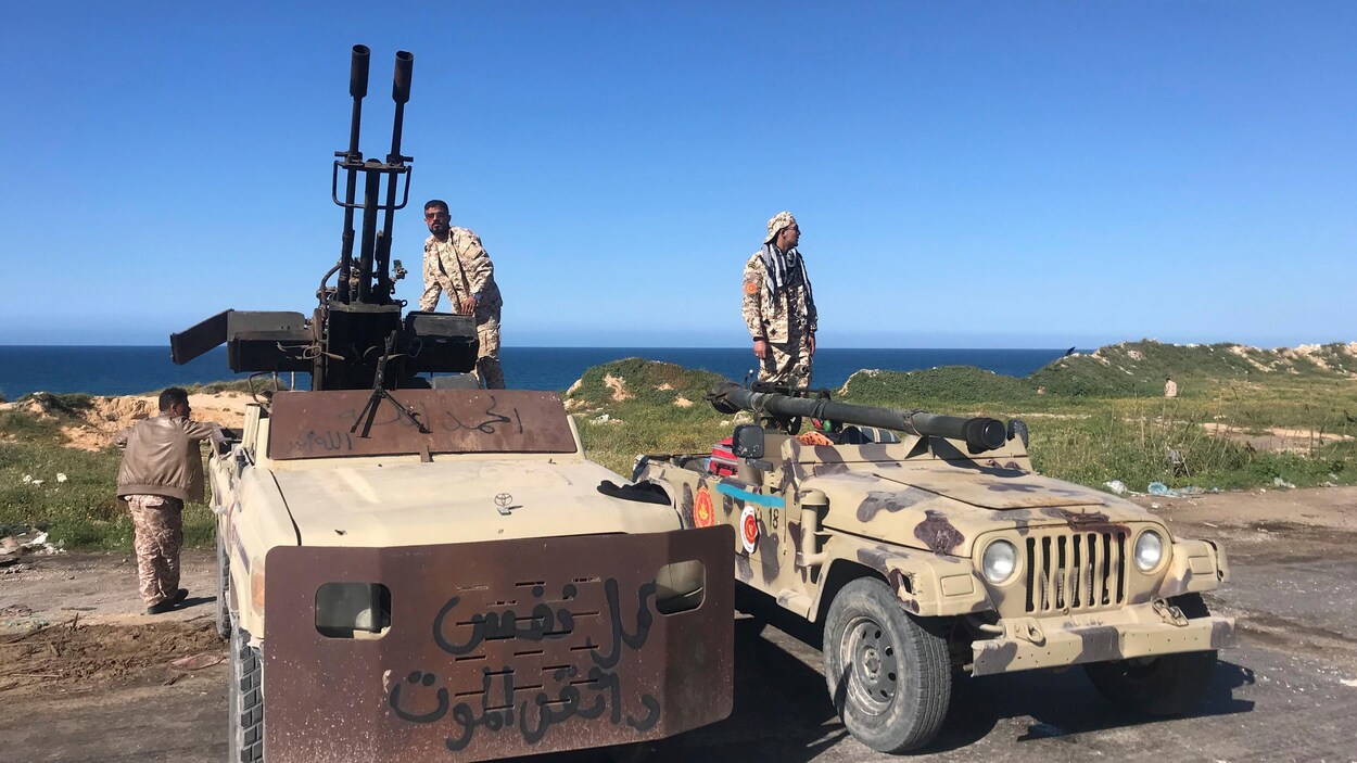 Deux militaires sur leurs véhicules en banlieue de Tripoli.