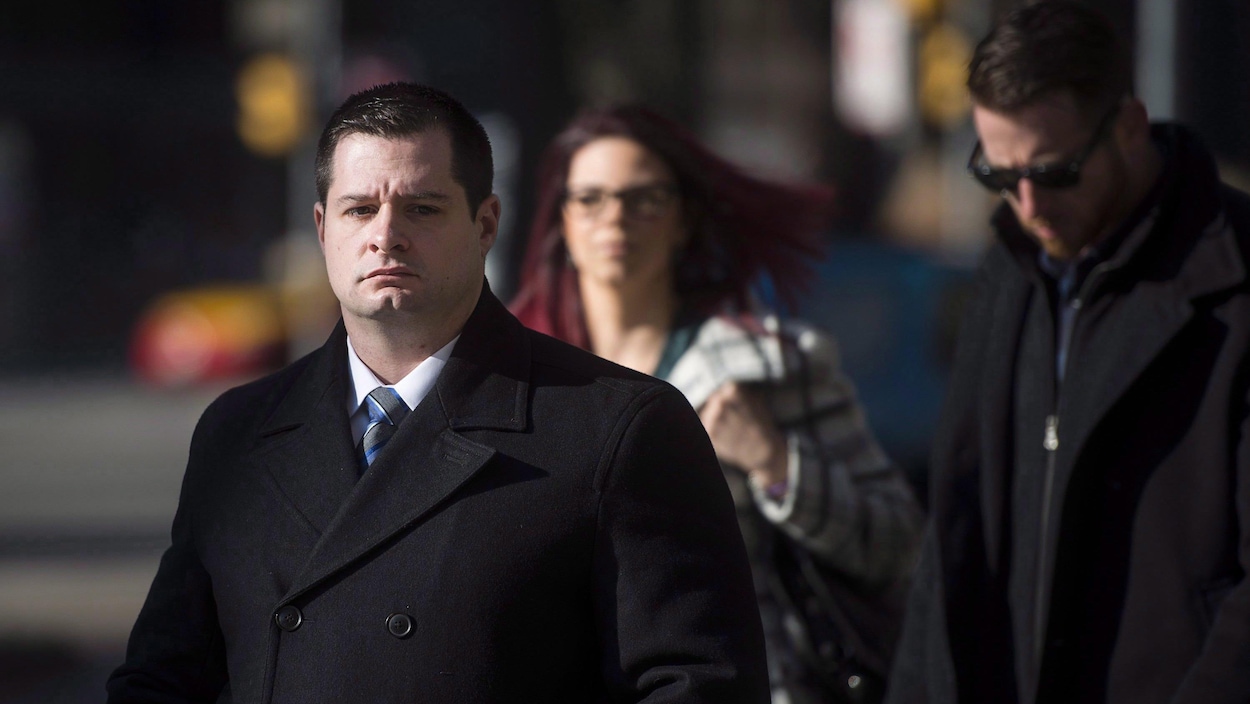 Un homme se dirige vers un palais de justice