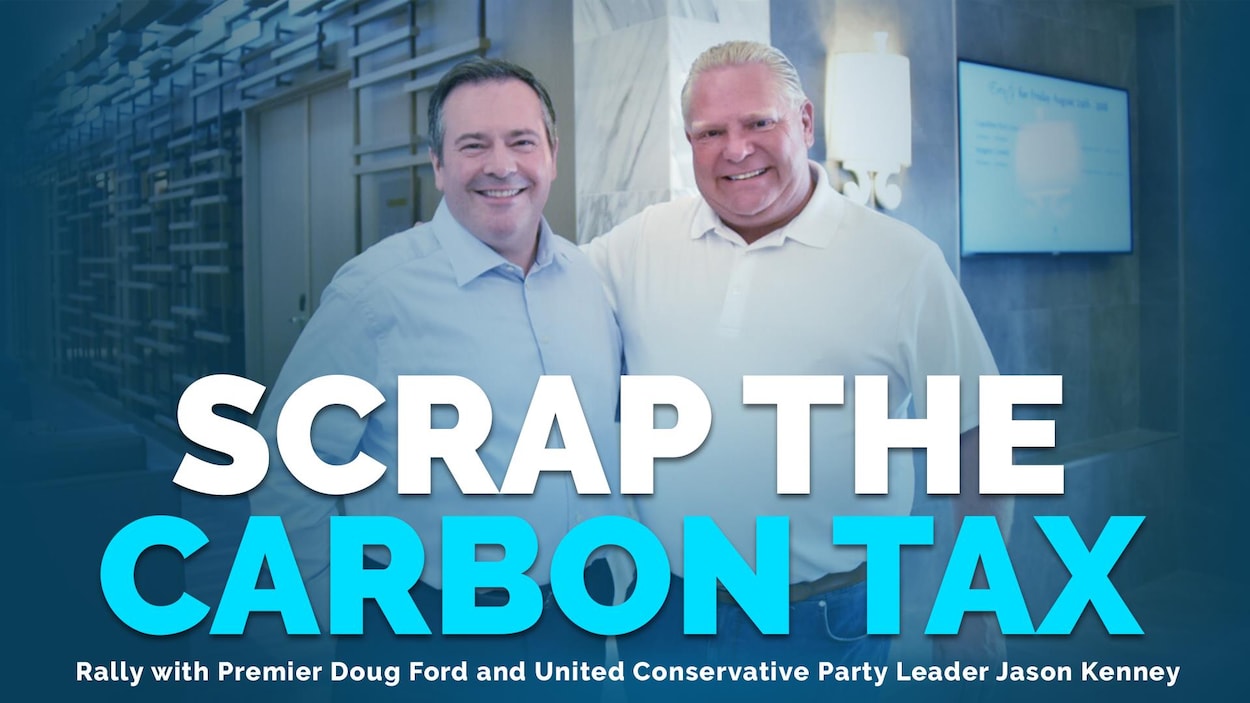 Jason Kenney et Doug Ford, souriants, sont photographiés côte à côte à côte au-dessus du slogan du rassemblement.