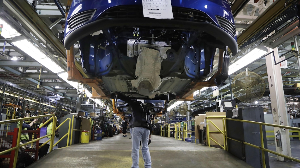 Un employé de Ford travaille sur une ligne d'assemblage de Ford Focus 2017.