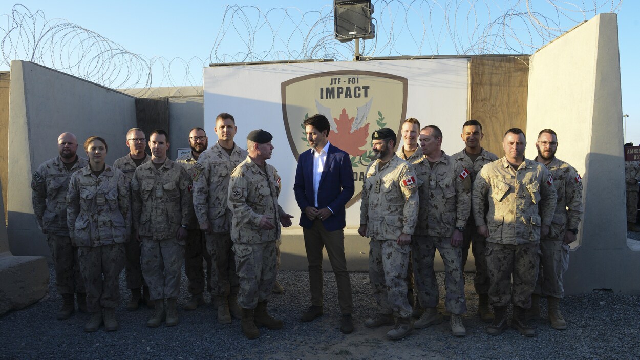 Le premier ministre Trudeau et le général Vance sont entourés de militaires.