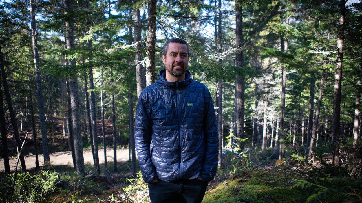 Kerry Mehaffey, le directeur administratif pour la Première Nation Líl̓wat dans une forêt.