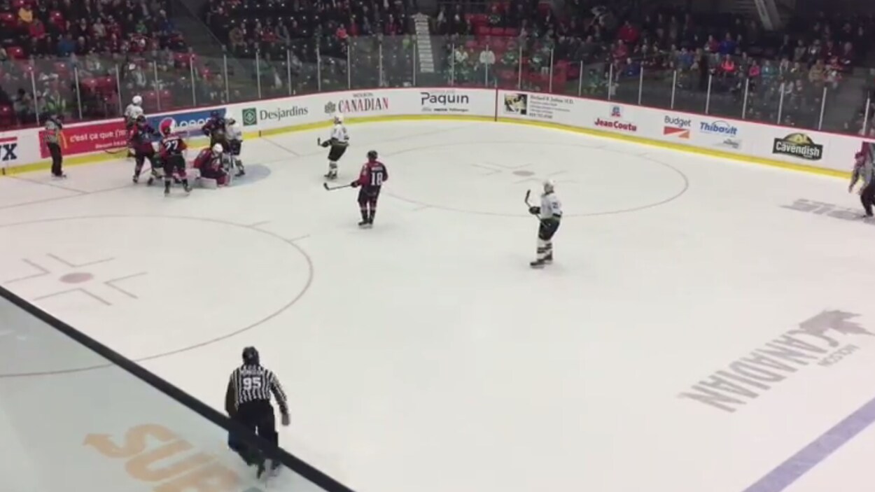 Les Huskies jouent contre les Foreurs