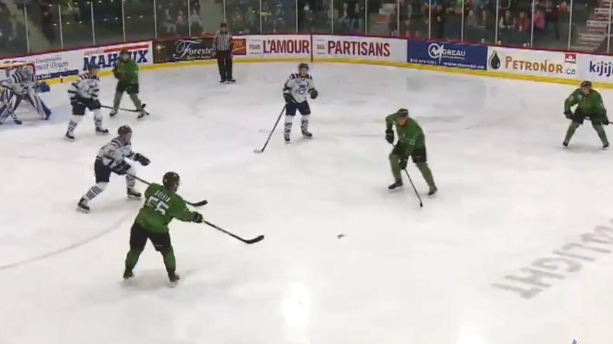 Des joueurs de hockey dans un aréna