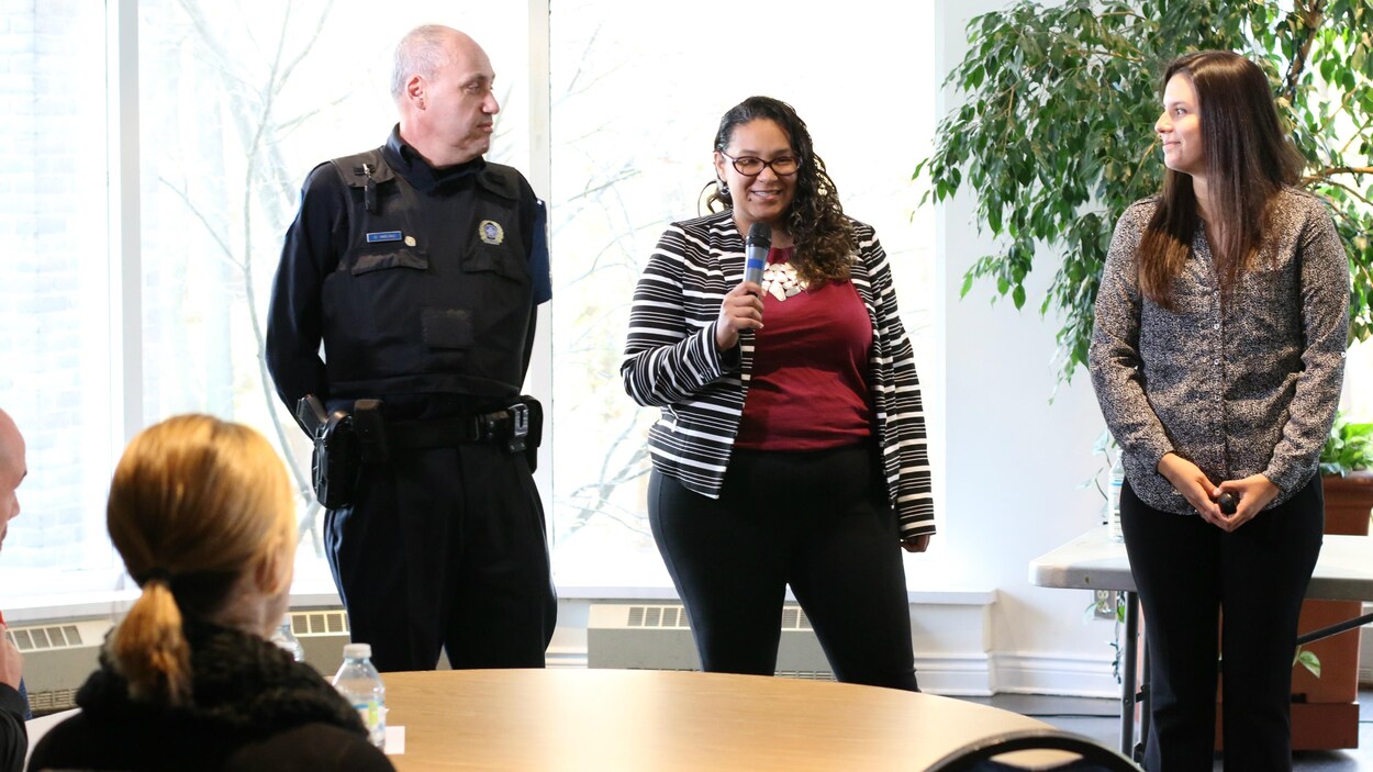 L'agent de liaison autochtone au Service de police de la ville de Montréal, Carlo DeAngelis, Tina Pisuktie, directrice de l'Association des Inuits du Sud du Québec (au centre) et la directrice de Projet autochtone du Québec, Adrienne Campbell, offrant une formation sur la réalité autochtone montréalaise, dans le cadre d'une journée de formation sur la diversité culturelle et sociale offerte à des policiers.