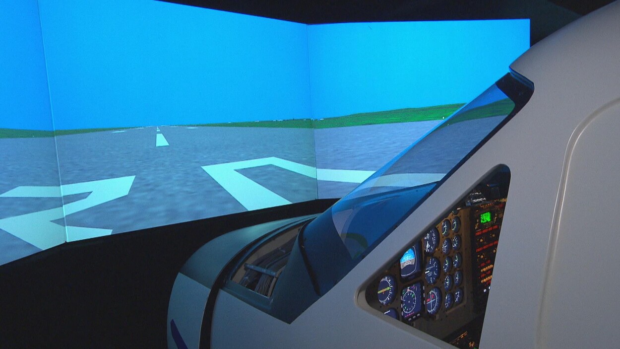 L'imitation d'un avion sur une piste projetée sur un écran.