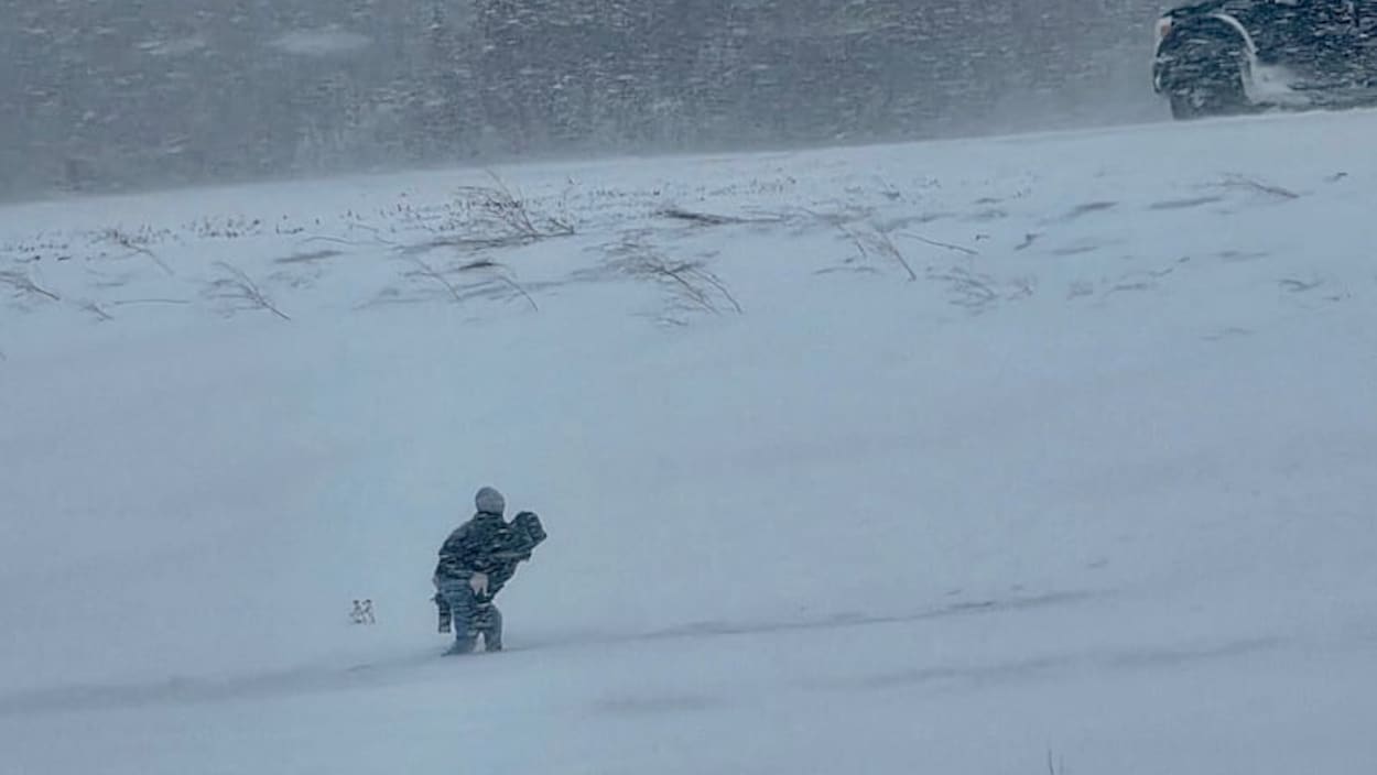Une tempête a bloqué des centaines de personnes sur la route pendant des heures