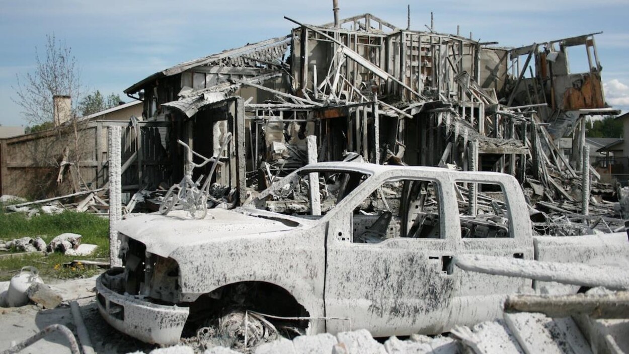 Une maison et une auto sont détruites.