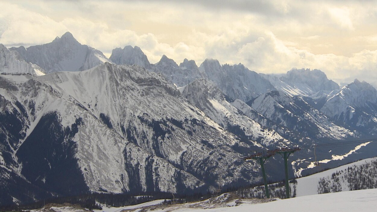 Vue des montagnes Rocheuses depuis la crête de Fortress à Kananaskis.