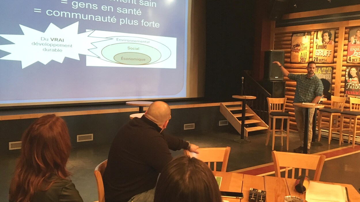 Sébastien Lapointe enseignant au Centre éducatif L’Abri et responsable du programme École Verte Brundtland commente un graphique durant sa présentation au Forum citoyen de Port-Cartier. Sébastien Lapointe enseignant au Centre éducatif L’Abri et responsable du programme École Verte Brundtland commente un graphique durant sa présentation au Forum citoyen de Port-Cartier.