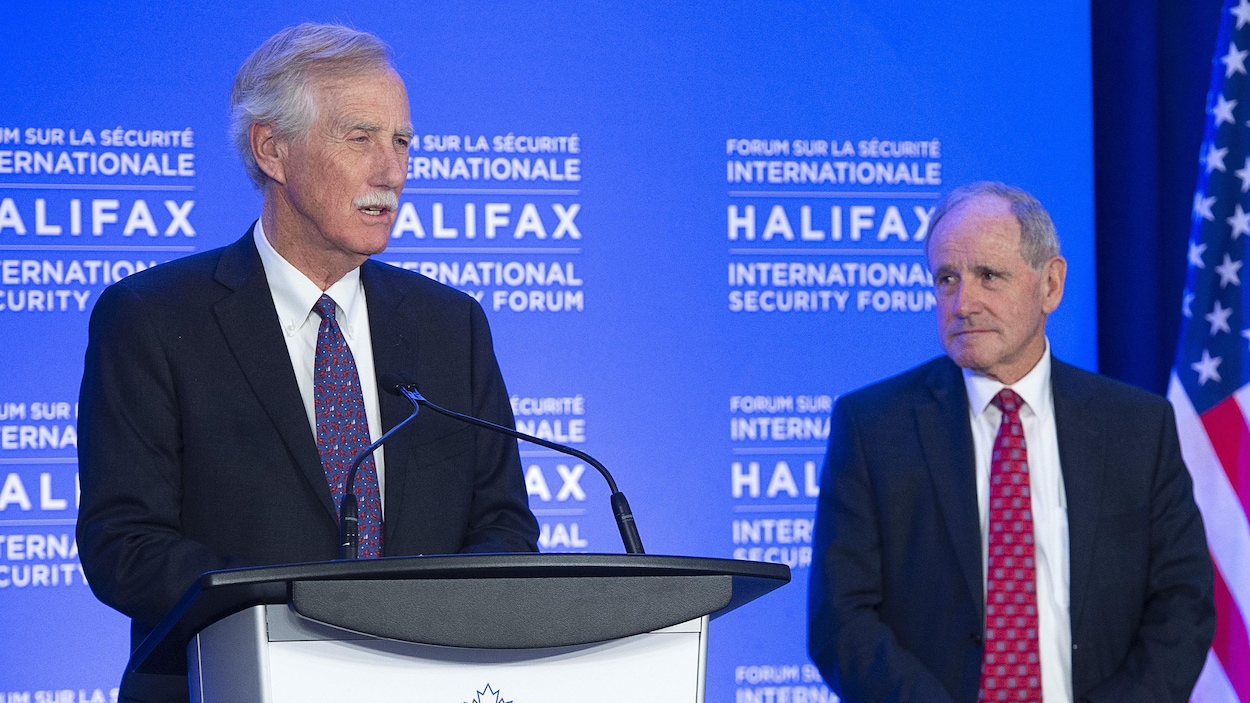 Les deux sénateurs américains lors d'un discours au Forum international sur la sécurité d'Halifax