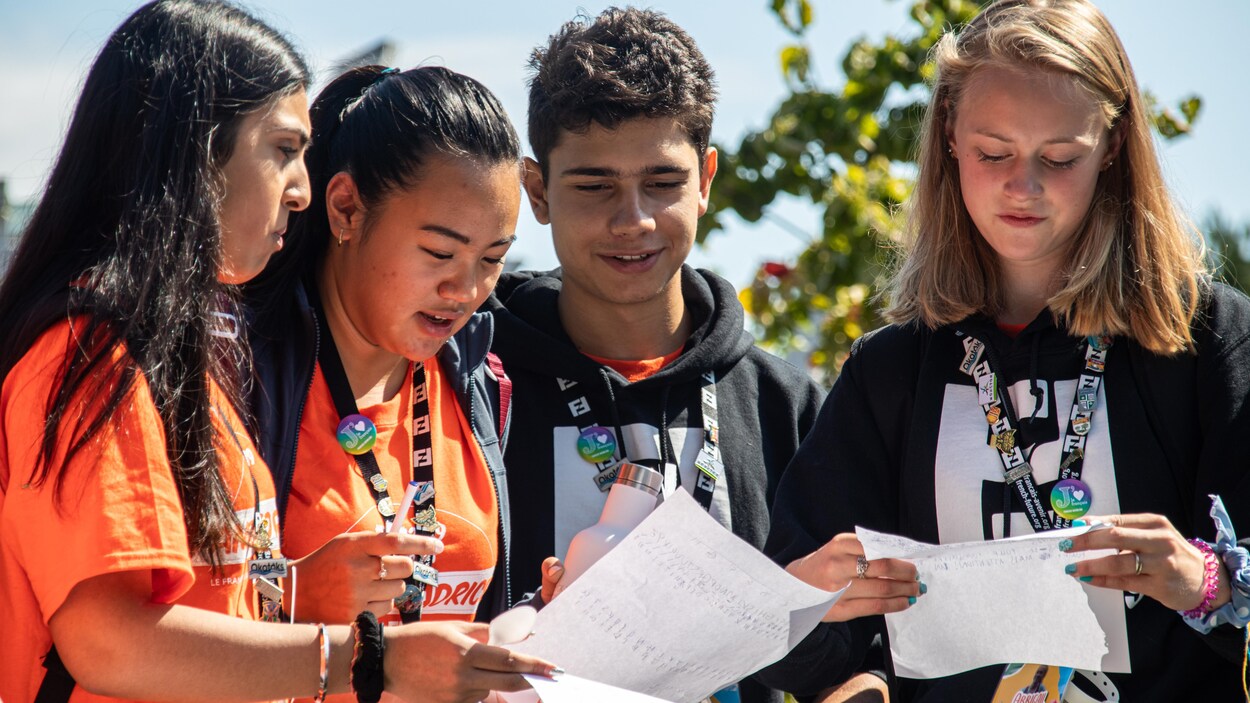 Des jeunes participent à des activités.