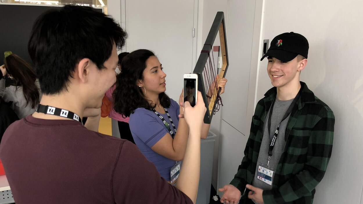 Un jeune homme qui prend en photo un autre