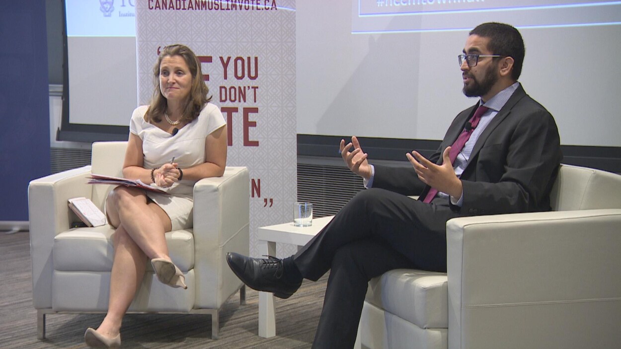 La ministre des Affaires étrangères, Chrystia Freeland, et le directeur général du Conseil national des musulmans canadiens, Mustafa Farooq.