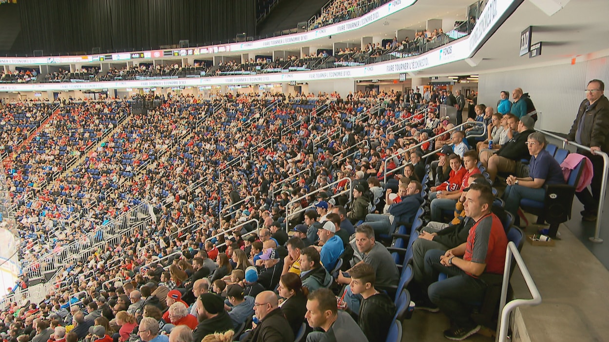 Plus de 14 000 spectateurs ont assisté au match Canadien-Maple Leafs, au Centre Vidéotron.