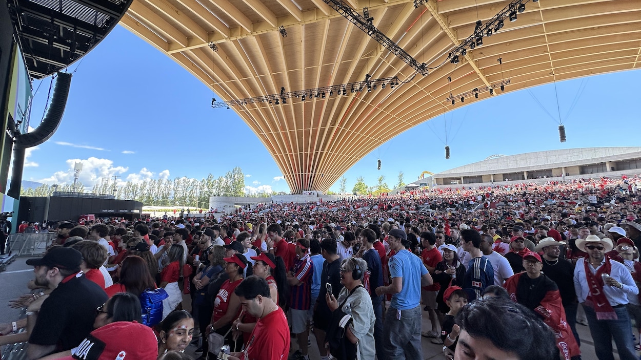 De nombreux partisans à Vancouver pour le premier match du Canada lors du Mondial