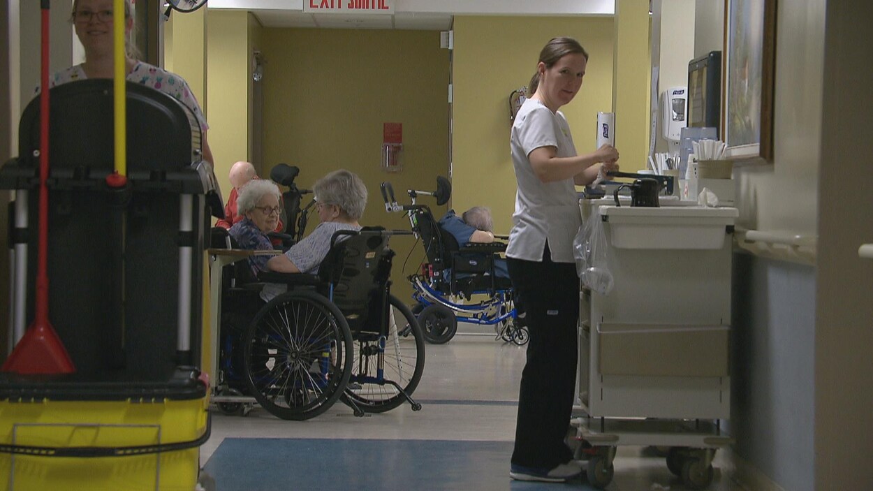Une infirmière dans un foyer de soins.