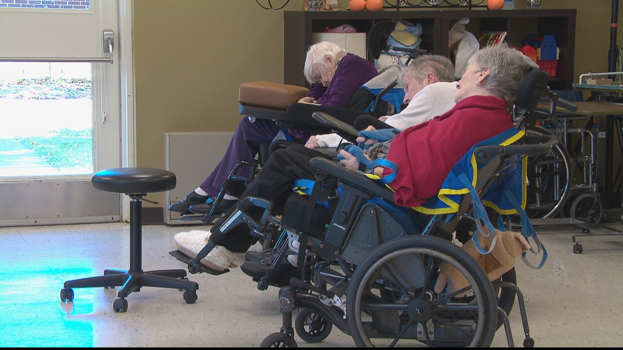Des personnes âgées dans un foyer de soins au Nouveau-Brunswick.