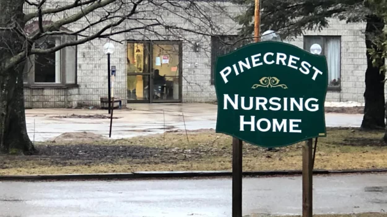 L'extérieur du centre de soins de longue durée Pinecrest.