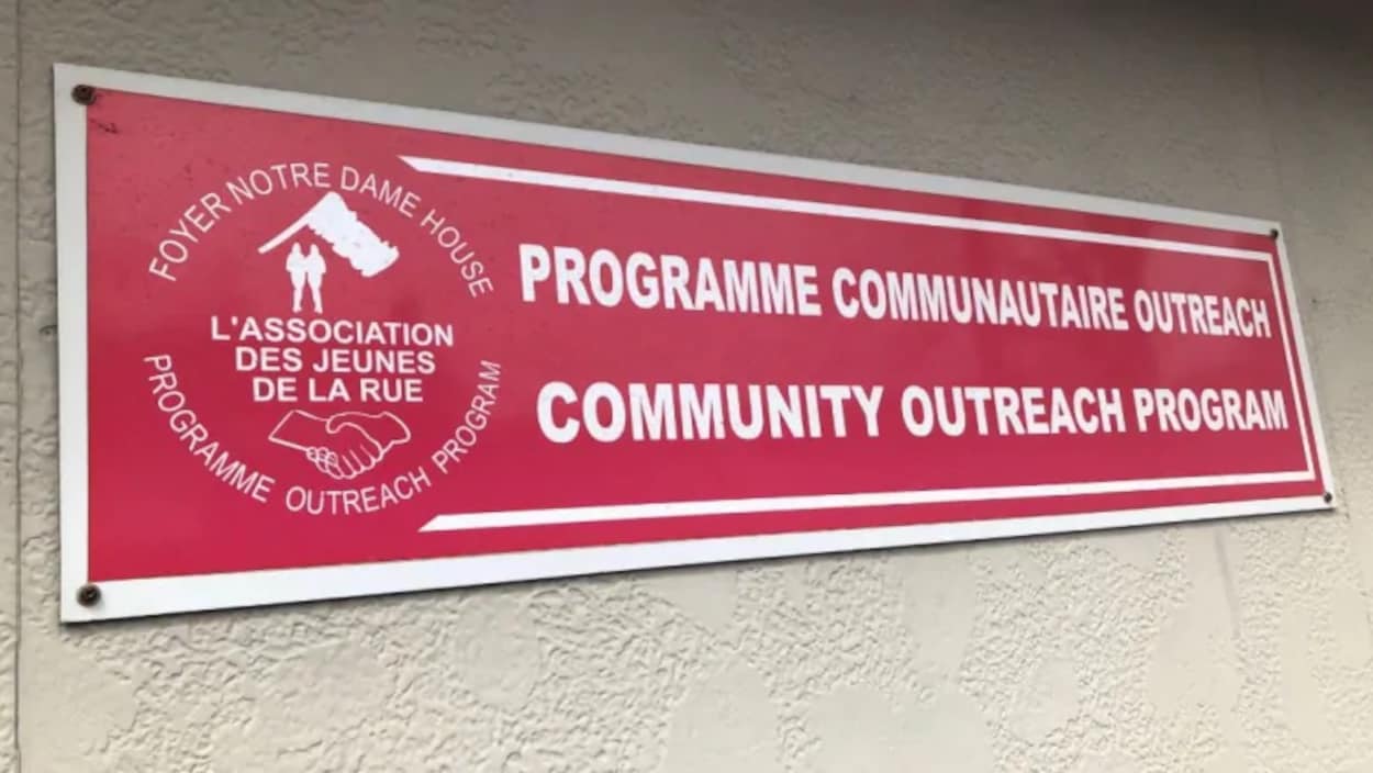 Pancarte rouge sur un mur blanc.