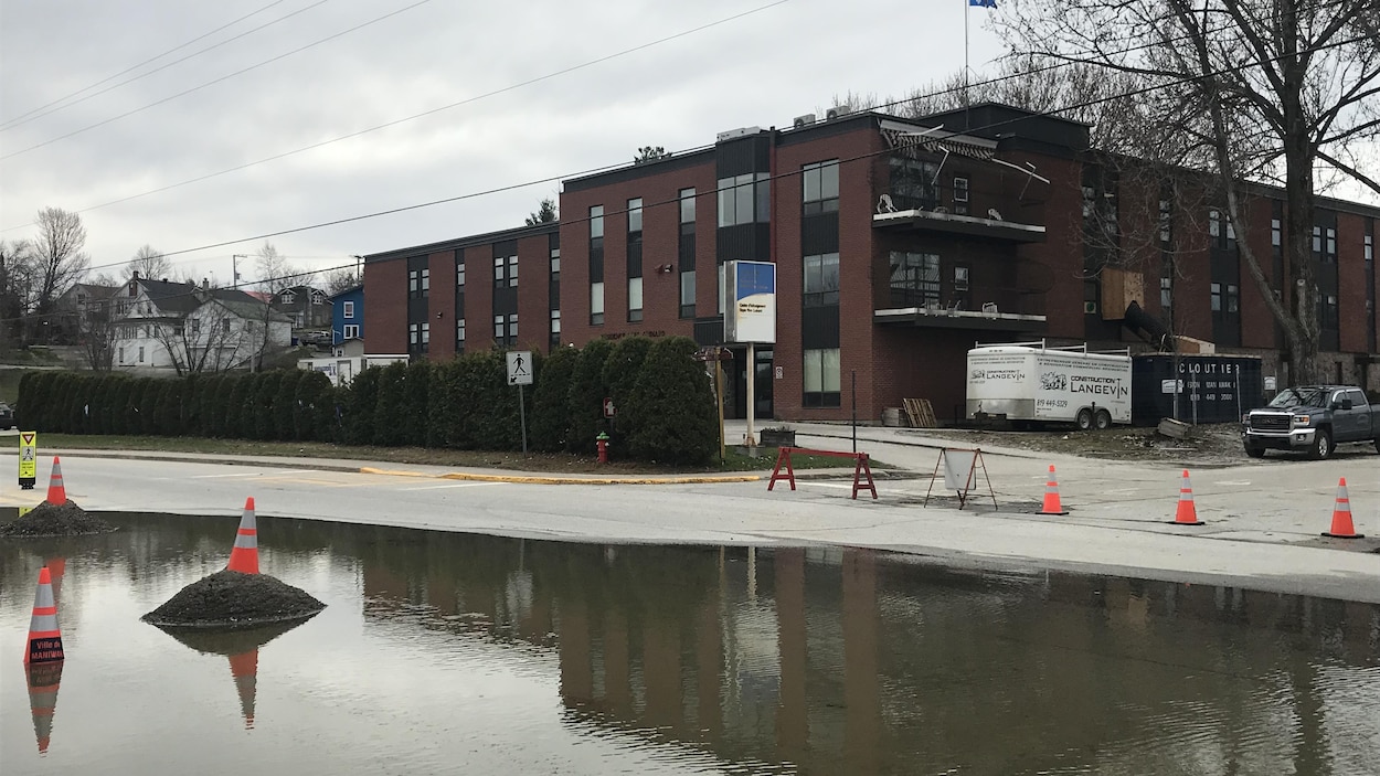 Le Foyer Père-Guinard de Maniwaki menacé par la montée de l'eau.