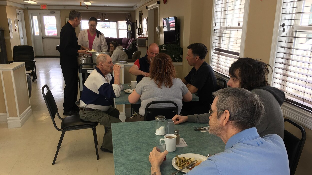 Des résidents mangent leur repas Des résidents mangent leur repas
