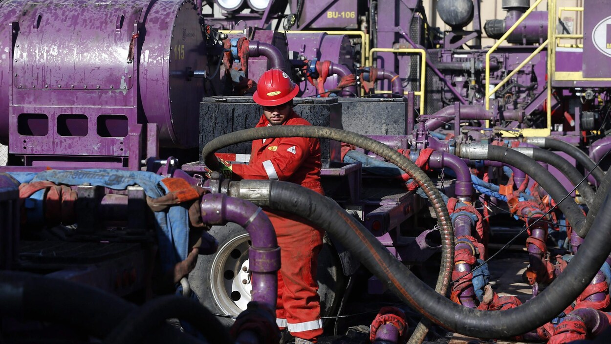 Un travailleur ajuste les tuyaux pendant une opération de fracturation hydraulique près de Mead, au Colorado. (Archives 2014)