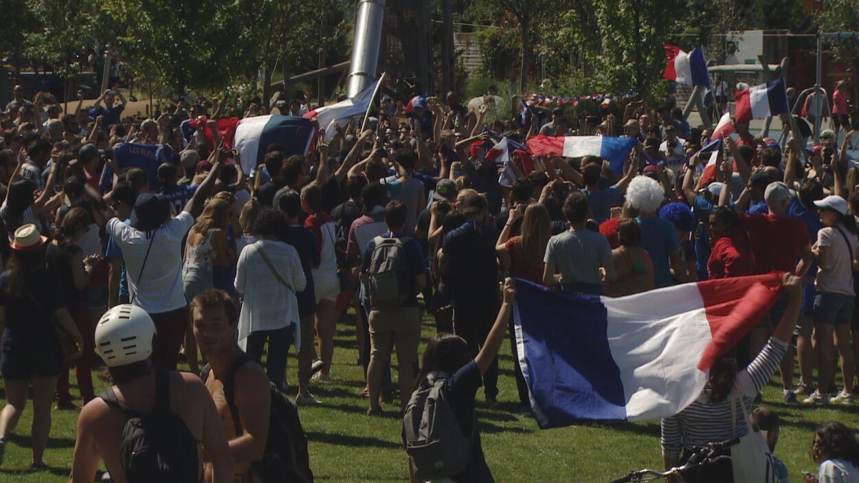 Des gens dans un parc avec des drapeaux bleu-blanc-rouge. Des gens dans un parc avec des drapeaux bleu-blanc-rouge.