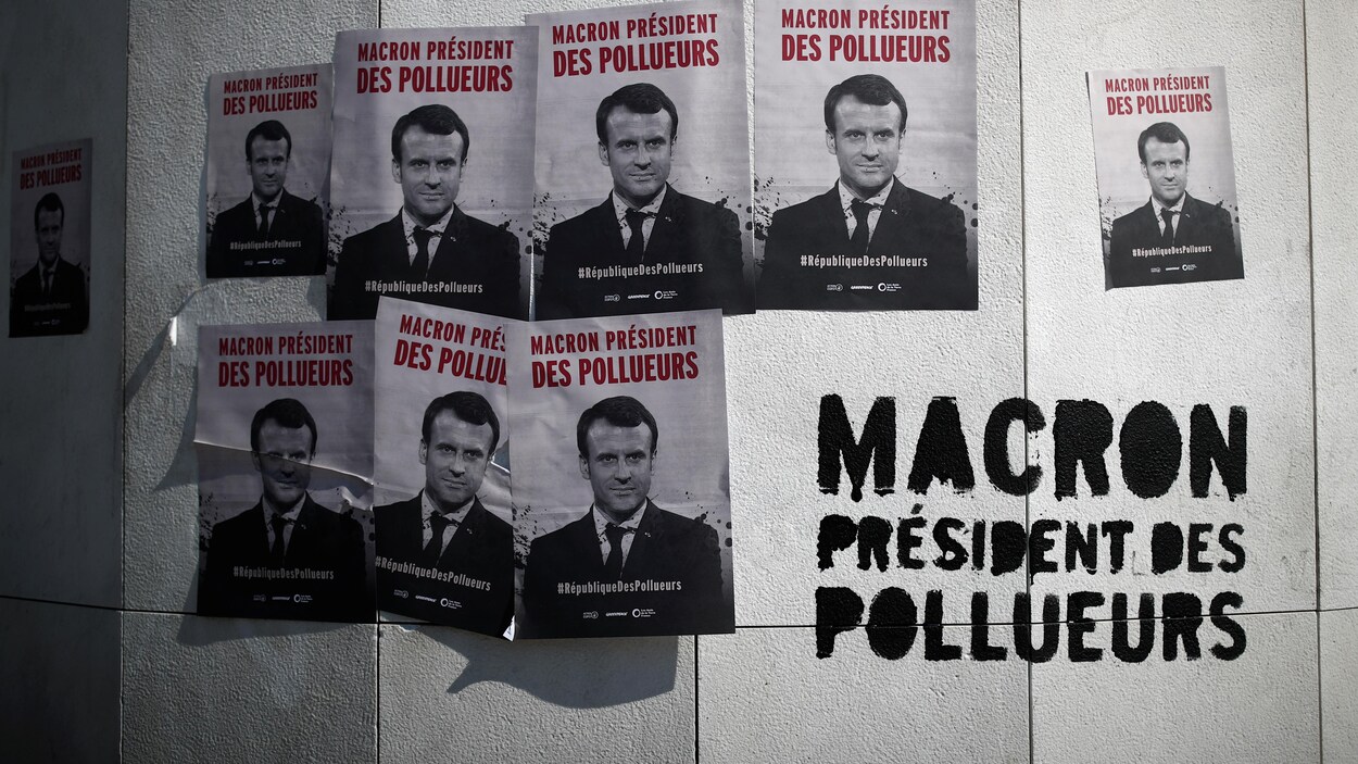 Des affiches et un slogan indiquant « Macron, président des pollueurs »