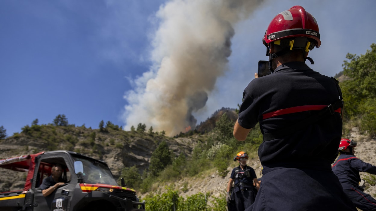 Incendies et canicule en France : 7800 hectares brûlés, un site industriel menacé
