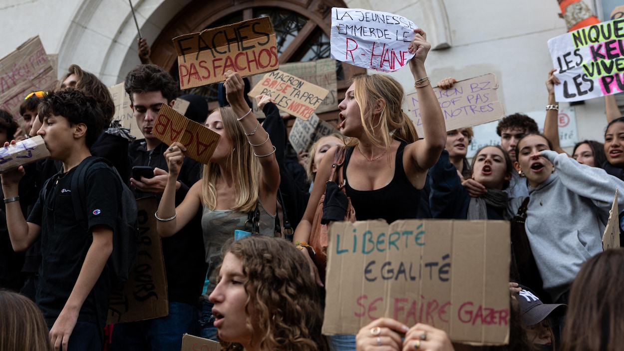 Manifestations dans les lycées français : éducation et politique s’entrechoquent