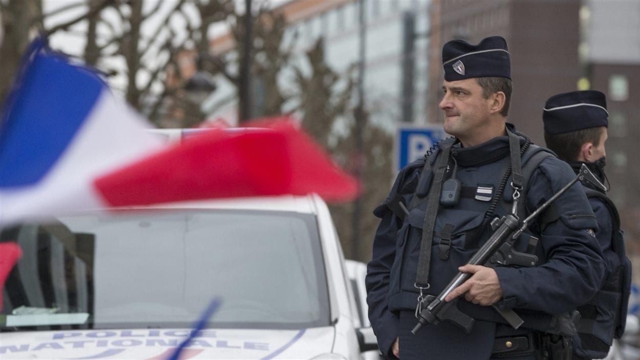 Un policier français en faction Un policier français en faction
