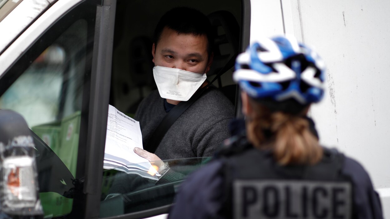 Une policière française contrôle un automobiliste.