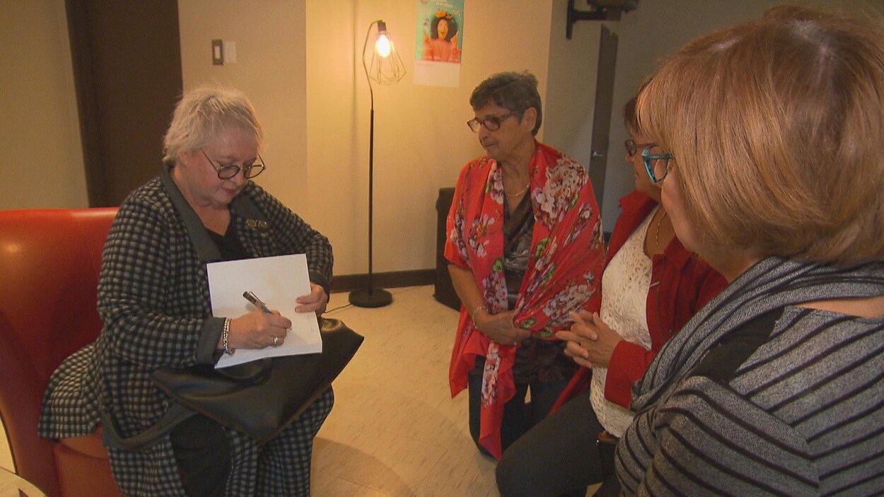 L'écrivaine Francine Ruel est entourée de quelques admiratrices.