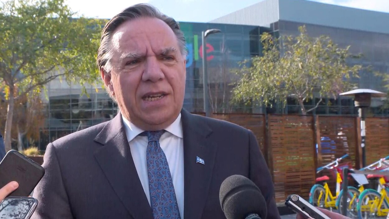 François Legault parle aux journalistes en mêlée de presse.