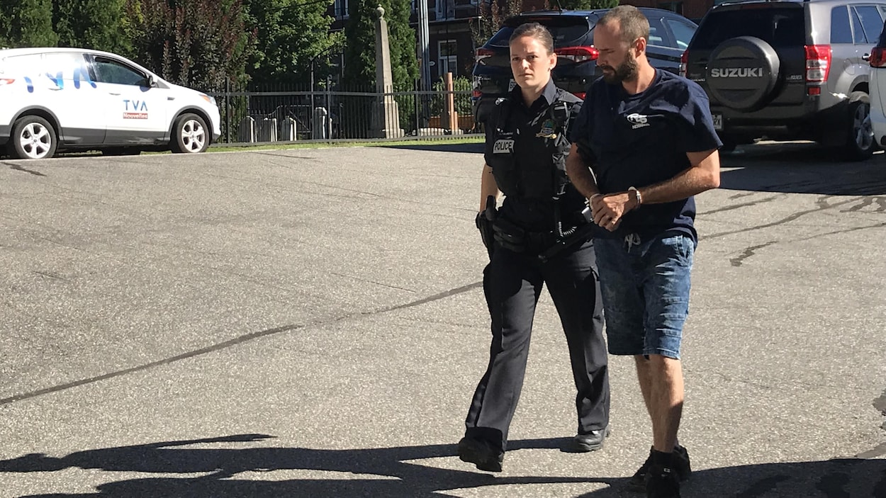 Francis St-Jean à son arrivée au palais de justice de Trois-Rivières. Francis St-Jean à son arrivée au palais de justice de Trois-Rivières.