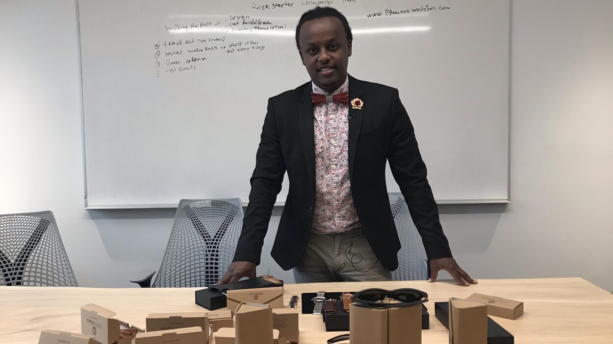Un homme devant une table sur laquelle sont posés des emballages écologiques.