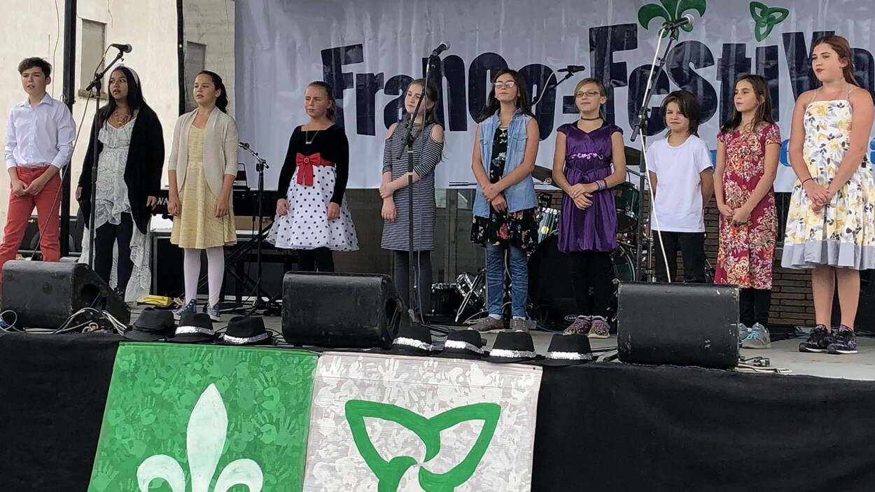 Des enfants sur une scène