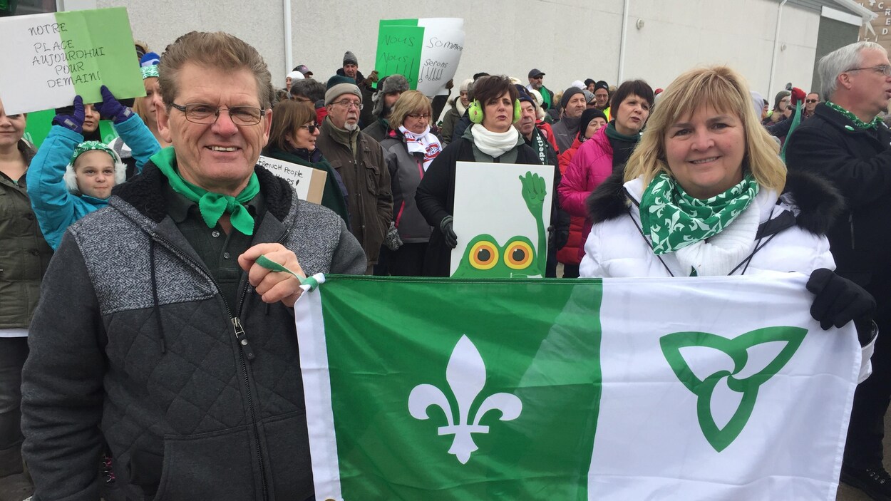 Des personnes vêtues de vert et de blanc