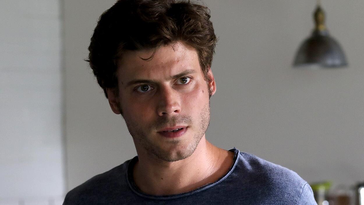 François Arnaud regarde quelqu'un dans une scène du film Origami . François Arnaud regarde quelqu'un dans une scène du film Origami .