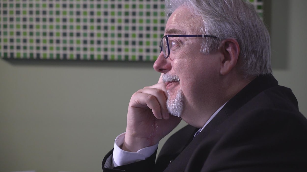 François Boileau fait face à une caméra et est présenté de profil.
