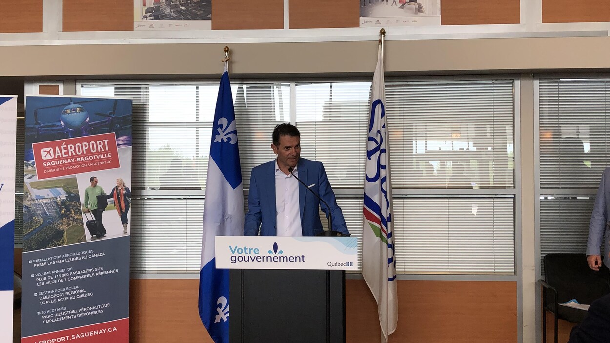 Le ministre à l'aéroport Saguenay-Bagotville.